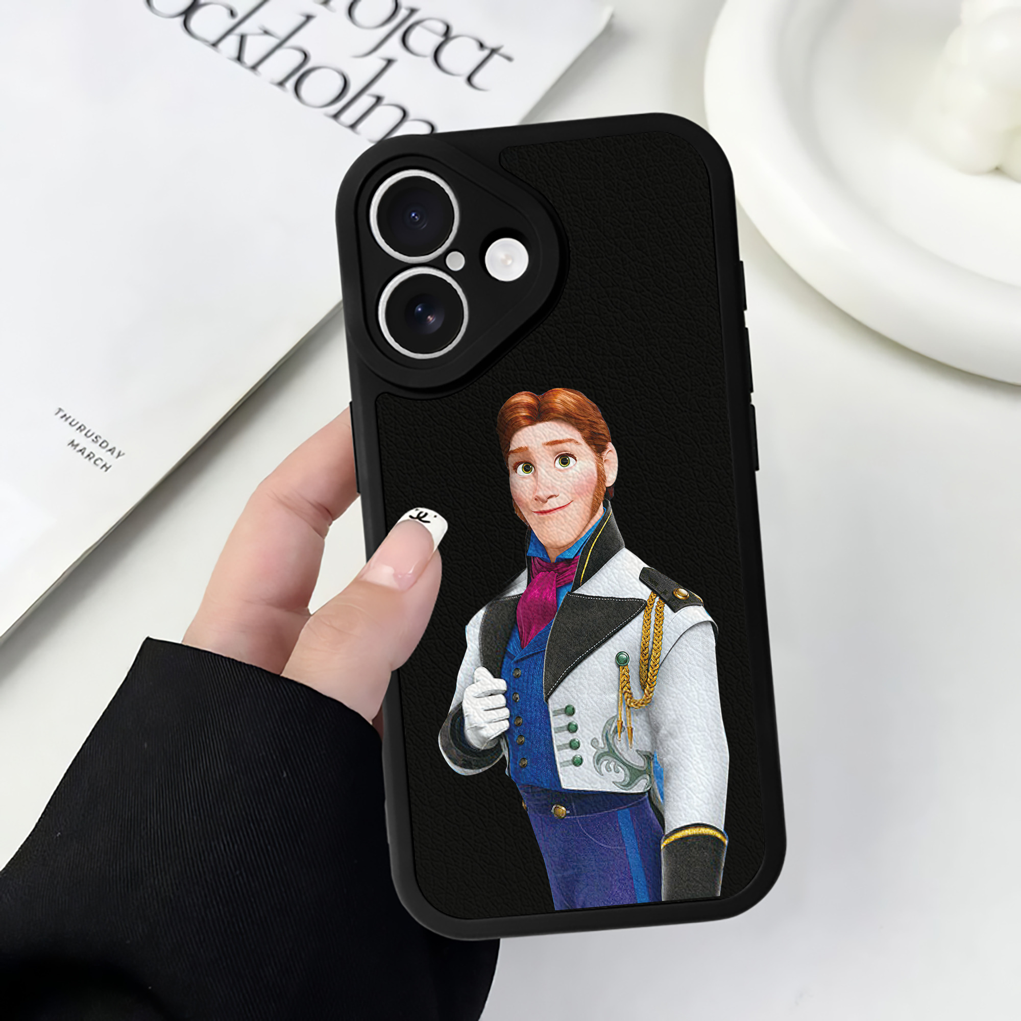 （画像用） アナと雪の女王 アンナ エルサ Frozen Anna Elsa 【iPhone 16シリーズ対応】シリコンスマホケース（レザー調） 材質：シリコン